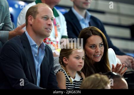 Le duc et la duchesse de Cambridge avec leur fille la princesse Charlotte de Cambridge au Sandwell Aquatics Centre le cinquième jour des Jeux du Commonwealth de 2022 à Birmingham. Date de la photo: Mardi 2 août 2022. Banque D'Images