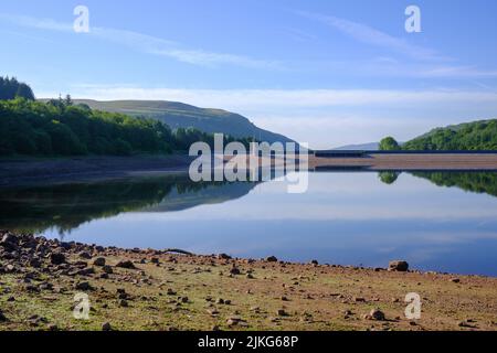 21.06.22 - faibles niveaux d'eau dans le réservoir de Llwyn-onn près de Merthyr Tydfil, au sud du pays de Galles