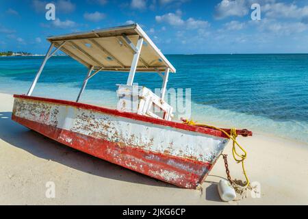 Plage idyllique avec bateau de pêcheurs rustique en bois à Aruba, Antilles néerlandaises Banque D'Images