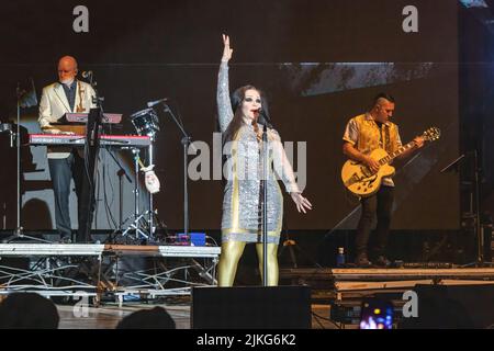 Huelva, Espagne - 1 août 2022: La chanteuse Alaska (Olvido Gara Jova) avec le groupe Fangoria dans un concert au festival colombien de Huelva Banque D'Images