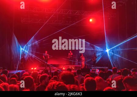 Huelva, Espagne - 1 août 2022: La chanteuse Alaska (Olvido Gara Jova) avec le groupe Fangoria dans un concert au festival colombien de Huelva Banque D'Images