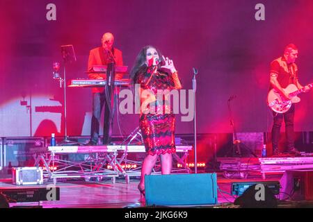 Huelva, Espagne - 1 août 2022: La chanteuse Alaska (Olvido Gara Jova) avec le groupe Fangoria dans un concert au festival colombien de Huelva Banque D'Images