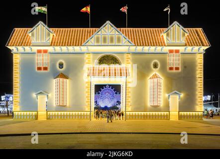 Huelva, Espagne - 1 août 2022 : porte illuminée pour les festivités Colombine 2022, qui recrée l'une des 274 maisons de la Reina Victoria nei Banque D'Images