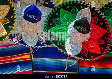 Souvenirs hauts en couleur de chapeaux de sombreros mexicains traditionnels, Cancun, Mexique Banque D'Images