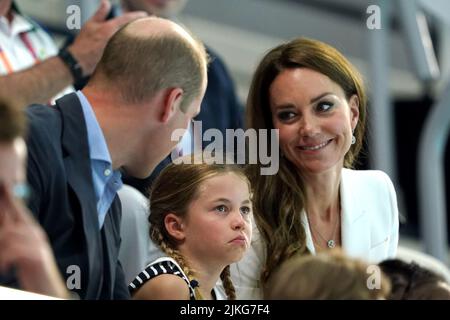 Le duc et la duchesse de Cambridge avec leur fille la princesse Charlotte de Cambridge au Sandwell Aquatics Centre le cinquième jour des Jeux du Commonwealth de 2022 à Birmingham. Date de la photo: Mardi 2 août 2022. Banque D'Images