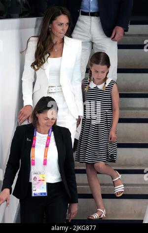 La duchesse de Cambridge avec la princesse Charlotte au Sandwell Aquatics Centre le cinquième jour des Jeux du Commonwealth de 2022 à Birmingham. Date de la photo: Mardi 2 août 2022. Banque D'Images