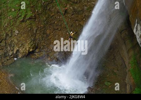 Dagestan, Russie - 21 juillet, 2022: Cavalier montré après un saut réussi à la cascade. Hunzah. Chute d'eau Tobot. Canyon de Khunzakh, Caucase mountai Banque D'Images