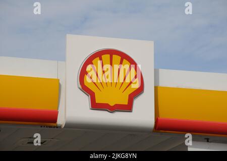 Kastrup/Copenhagen/Denmark/02 août 2022/Station de recharge d'essence et de coquillages Shell avec carte des prix élevés de l'essence sur la station d'essence sheel dans la capitale danoise. (Photo..Francis Dean/Dean Pictures) Banque D'Images