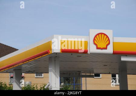 Kastrup/Copenhagen/Denmark/02 août 2022/Station de recharge d'essence et de coquillages Shell avec carte des prix élevés de l'essence sur la station d'essence sheel dans la capitale danoise. (Photo..Francis Dean/Dean Pictures) Banque D'Images