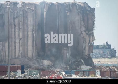 Beyrouth, Liban, le 29 juillet 2022. Fermentation du grain enflammé et brûlé pendant plus de deux semaines à l'intérieur des silos à grains endommagés il y a deux ans lors de l'explosion du port de Beyrouth le 4 août 2020, des avertissements publics de rester à l'intérieur avec toutes les fenêtres fermées, portant N95 masques ont été émis en cas d'effondrement. Banque D'Images