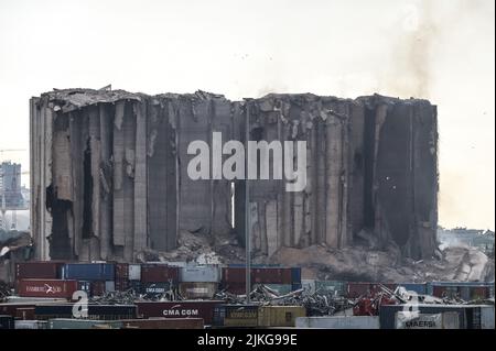 Beyrouth, Liban, le 31 juillet 2022. Après avoir fermenté le grain a pris feu et brûlé pendant plus de deux semaines à l'intérieur des silos à grains endommagés il y a deux ans dans l'explosion du port de Beyrouth, le 4 août 2020, deux silos du bloc nord de la structure se sont effondrés. Banque D'Images