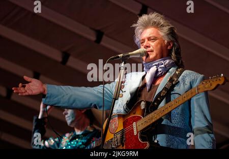 Marty Stuart se produit avec son fabuleux groupe de superlatifs, dont le guitariste Kenny Vaughan (à gauche), lors d'un concert de fête du 4 juillet, le samedi, 3 juillet 2010 à Jamestown, comté de Russell, KY, ÉTATS-UNIS. Le premier nouvel album studio de Stuart depuis 2008, enregistré au Studio B de RCA à Nashville et intitulé Ghost train: The Studio B sessions, devrait sortir le mois prochain. (Photo APEX MediaWire par Billy Suratt) Banque D'Images