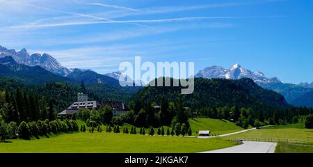 Une vue panoramique de l'hôtel Elmau Schloss dans les Alpes allemandes (Allemagne) Banque D'Images