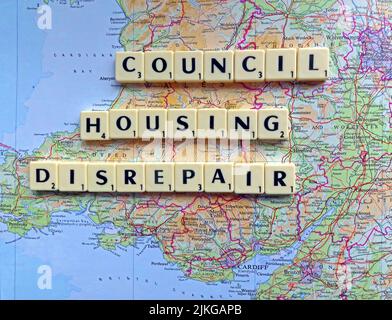 Welsh SocialHousing / Conseil des problèmes de réparation de logements avec des réparations réactives énoncées dans les lettres Scrabble sur une carte du sud du pays de Galles Banque D'Images