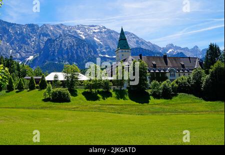 Une vue panoramique de l'hôtel Elmau Schloss dans les Alpes allemandes (Allemagne) Banque D'Images