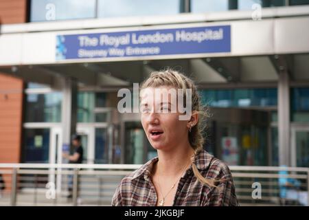 Ella carter, une amie de la famille d'Archie Battersbee, s'adressant aux médias à l'extérieur de l'hôpital Royal London à Whitechapel, dans l'est de Londres. Les parents d'Archie Battersbee ont déposé une demande auprès de la Cour suprême dans le but de prolonger son traitement de survie afin de permettre à un comité des Nations Unies d'examiner le cas de l'enfant de 12 ans. Date de la photo: Mardi 2 août 2022. Banque D'Images