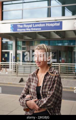 Ella carter, une amie de la famille d'Archie Battersbee, s'adressant aux médias à l'extérieur de l'hôpital Royal London à Whitechapel, dans l'est de Londres. Les parents d'Archie Battersbee ont déposé une demande auprès de la Cour suprême dans le but de prolonger son traitement de survie afin de permettre à un comité des Nations Unies d'examiner le cas de l'enfant de 12 ans. Date de la photo: Mardi 2 août 2022. Banque D'Images