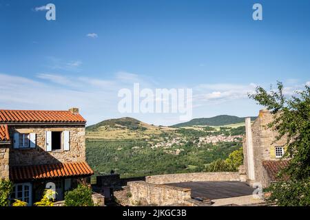 MONTPEYROUX, FRANCE - 31st MAI 2022 : vue sur les montagnes du village de Montpeyroux, Puy-de-Dôme, Auvergne Banque D'Images