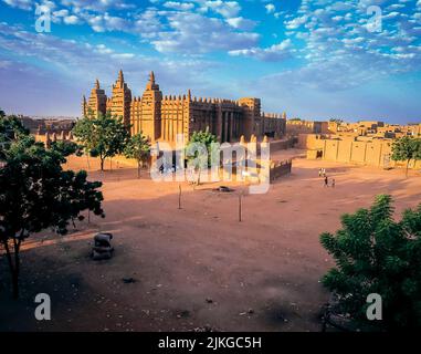 Célèbre Grande Mosquée de Djenne Mali est un site du patrimoine mondial de l'UNESCO. Mali. La mosquée est la plus grande réalisation de l'architecture soudano-sahélienne. Banque D'Images