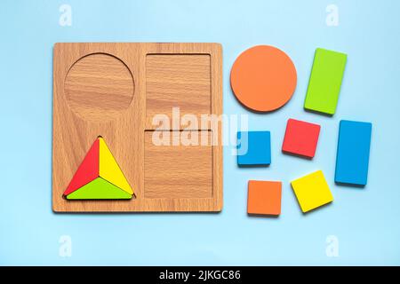 Ensemble de forme Montessori style jouets enfants en bois écologique jeux de logique pour enfants d'âge préscolaire jouets pour le développement de bébé. Collection d'éléments éducatifs pour le développement de la petite enfance. Banque D'Images