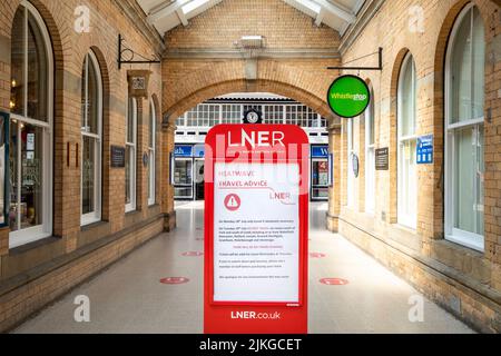 Gare de York. LNER a annulé tous les trains vers le sud en direction de londres et Leeds le mercredi 19th juillet en raison de la température extrême de ce jour-là. Canicule estivale à York. Une nouvelle température record au Royaume-Uni, de 40,3C a été fixée pendant la journée dans le Lincolnshire . York, 2022, Royaume-Uni. Banque D'Images