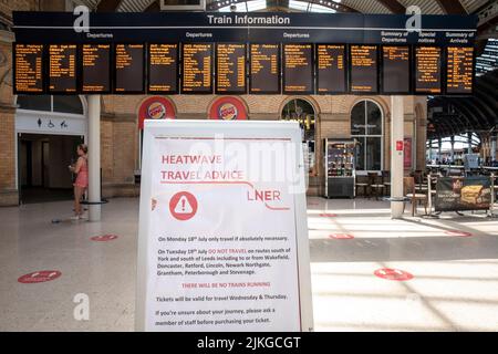 Gare de York. LNER a annulé tous les trains vers le sud en direction de londres et Leeds le mercredi 19th juillet en raison de la température extrême de ce jour-là. Canicule estivale à York. Une nouvelle température record au Royaume-Uni, de 40,3C a été fixée pendant la journée dans le Lincolnshire . York, 2022, Royaume-Uni. Banque D'Images