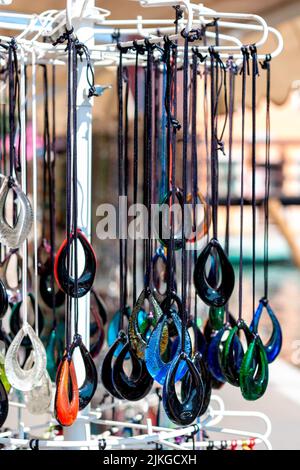 bijoux en verre exposés chez un vendeur de rue Banque D'Images
