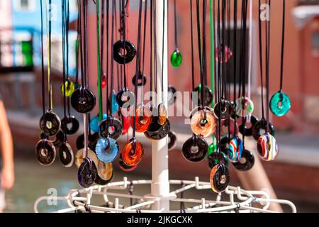 bijoux en verre exposés chez un vendeur de rue Banque D'Images