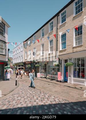 Les rues commerçantes d'été et les touristes en plein coeur de Old Canterbury Kent Angleterre Royaume-Uni - tourisme touristes cafés boutiques de bunkting Banque D'Images