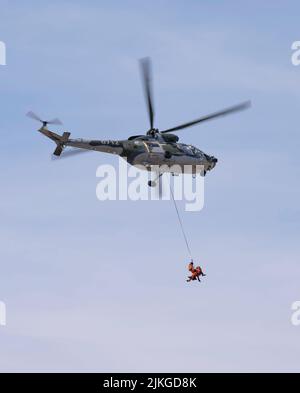 Armée de l'air tchèque PZL W-3 casque utilitaire Sokol lors d'une démonstration SAR au Royal International Air Tattoo 2022 Banque D'Images