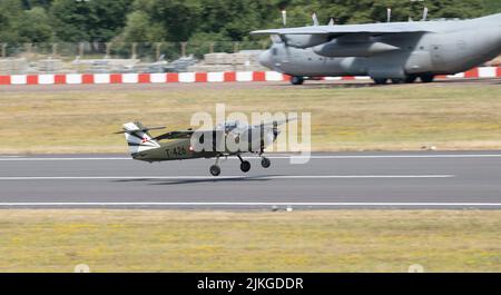 Royal Danish Air Force Baby Blue Display Team SAAB T-17 décollage du Royal International Air Tattoo en 2022 Banque D'Images