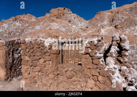 Ruines d'une ancienne cabane de mineur en pierre sur le site de la mine Victoria dans la vallée de la Lune, San Pedro de Atacama, Chili. Une ancienne mine de sel. Banque D'Images