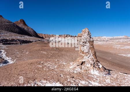 Dépôts de sel sur les formations rocheuses de siltstone dans la Vallée de la Lune ou Valle de Luna près de San Pedro de Atacama, Chili. Banque D'Images