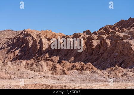 L'escarpement El Bordo des montagnes salées ou Cordillera de la Sal. Le désert d'Atacama près de San Pedro de Atacama, Chili. Banque D'Images