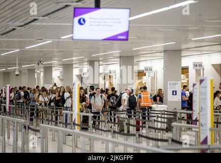 2022-08-02 13:28:04 SCHIPHOL - les voyageurs se tiennent en ligne à un hall de départ de Schiphol. L'aéroport a embauché plus de gardes de sécurité et permet donc encore plus de voyageurs. En raison d'une pénurie de personnel, il était très occupé à Schiphol pendant longtemps. ANP SEM VAN DER WAL pays-bas sortie - belgique sortie Banque D'Images