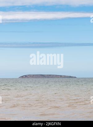 Île de Puffin, au large de la côte d'Anglesey, vue depuis la plage de Penmaenmawr, au pays de Galles Banque D'Images