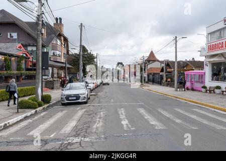 Canela, RS, Brésil - 19 mai 2022: Vue sur la rue Felisberto Soares, centre ville de Canela. Banque D'Images