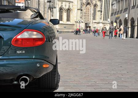 Un Jaguar XKR Cabriolet vert dans la vieille ville Banque D'Images