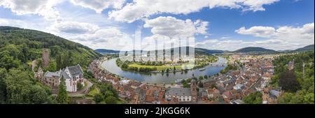 Vue panoramique de drone aérienne de la ville médiévale de Miltenberg en Allemagne pendant la journée Banque D'Images