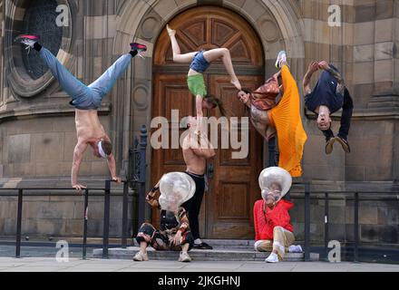 Des artistes de cirque de l'Ukraine et de la République tchèque se produisent lors d'une séance photo pour Boom! À l'extérieur de McEwan Hall, Édimbourg, pour promouvoir leurs apparitions à venir à la place Brison sous le ventre tout au long du festival Fringe d'Édimbourg. Boum ! Est une collaboration entre Cirk la Putyka et l'Académie municipale de la variété et du cirque de Kiev Art. Photo date: Mardi 2 août 2022. Banque D'Images