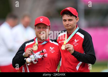 Daniel Salmon du pays de Galles et Jarrad Breen remportent leurs médailles d'or dans les paires d'hommes de Lawn Bowls au Victoria Park le cinquième jour des Jeux du Commonwealth de 2022 à Birmingham. Date de la photo: Mardi 2 août 2022. Banque D'Images