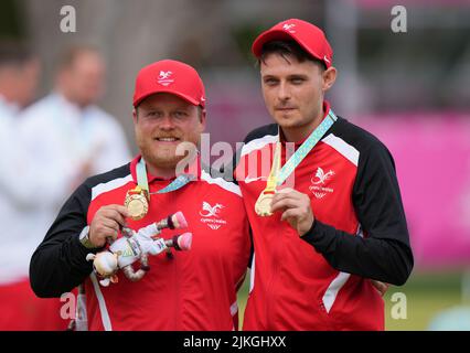 Daniel Salmon du pays de Galles et Jarrad Breen remportent leurs médailles d'or dans les paires d'hommes de Lawn Bowls au Victoria Park le cinquième jour des Jeux du Commonwealth de 2022 à Birmingham. Date de la photo: Mardi 2 août 2022. Banque D'Images