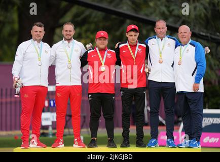 Jamie Walker et Sam Tolchard d'Angleterre avec leurs médailles d'argent, Daniel Salmon et Jarrad Breen au pays de Galles avec leurs médailles d'or et Paul Foster et Alex Marshall en Écosse avec leur médaille de bronze ont gagné dans les paires d'hommes de Lawn Bowls à Victoria Park le cinquième jour des Jeux du Commonwealth de 2022 à Birmingham. Date de la photo: Mardi 2 août 2022. Banque D'Images