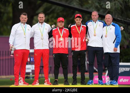 Jamie Walker et Sam Tolchard d'Angleterre avec leurs médailles d'argent, Daniel Salmon et Jarrad Breen au pays de Galles avec leurs médailles d'or et Paul Foster et Alex Marshall en Écosse avec leur médaille de bronze ont gagné dans les paires d'hommes de Lawn Bowls à Victoria Park le cinquième jour des Jeux du Commonwealth de 2022 à Birmingham. Date de la photo: Mardi 2 août 2022. Banque D'Images