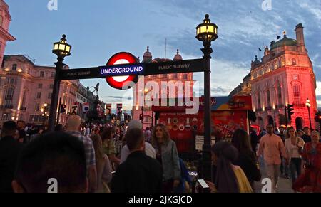 London Underground signes à la tombée de la nuit dans le centre de Londres, Piccadilly et Regent Street, Londres, Angleterre, Royaume-Uni, W1B 3AB Banque D'Images