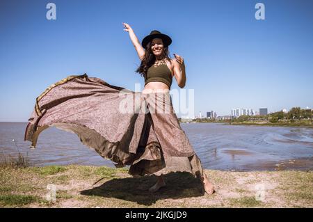 jeune femme latine caucasienne en vacances en argentine, debout devant le 'rio de la plata', profitant de ses vacances d'été et se promener le long du Banque D'Images