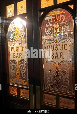 The Red Lion Mayfair, portes du bar public et bar public, 2 Duke of York St, St. James's, Londres, Angleterre, Royaume-Uni, SW1Y 6JP Banque D'Images