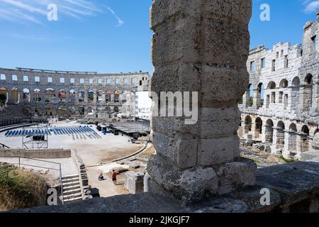 Pula, Croatie - 12 juillet 2022 : l'arène Pula est un amphithéâtre romain. Il a été construit entre 27 av. J.-C. et 68 après J.-C. et fait partie des six plus grandes arènes romaines encore en vie au monde Banque D'Images