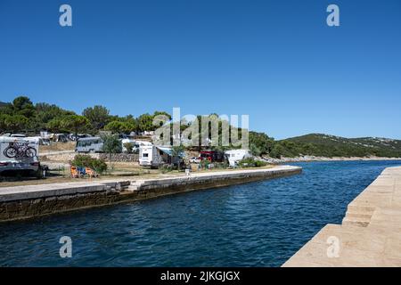 Photo du canal séparant les îles de Cres et Losinj. OSOR, île de Cres, mer Adriatique, Croatie Banque D'Images