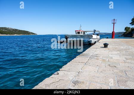 Photo du canal séparant les îles de Cres et Losinj. OSOR, île de Cres, mer Adriatique, Croatie Banque D'Images